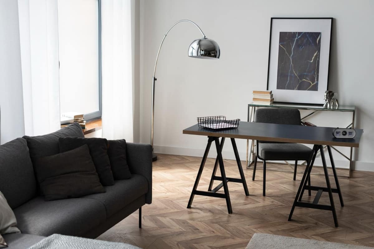 Salon lumineux avec canapé en lin, tapis en laine et mur vert olive