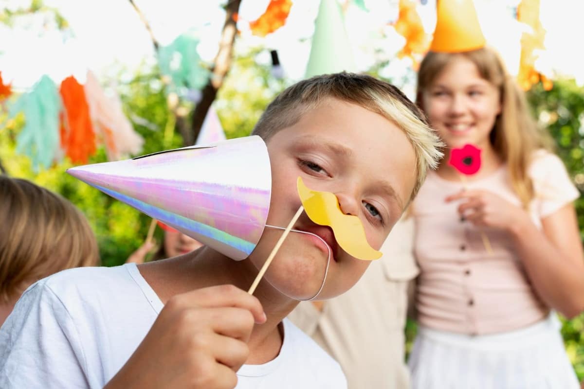 Jeux d’anniversaire installés dans un jardin avec cibles, indices et balles souples