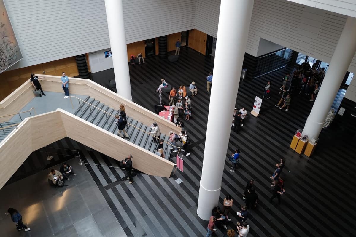 Carte pliée et téléphone devant un musée d’art moderne à Manhattan