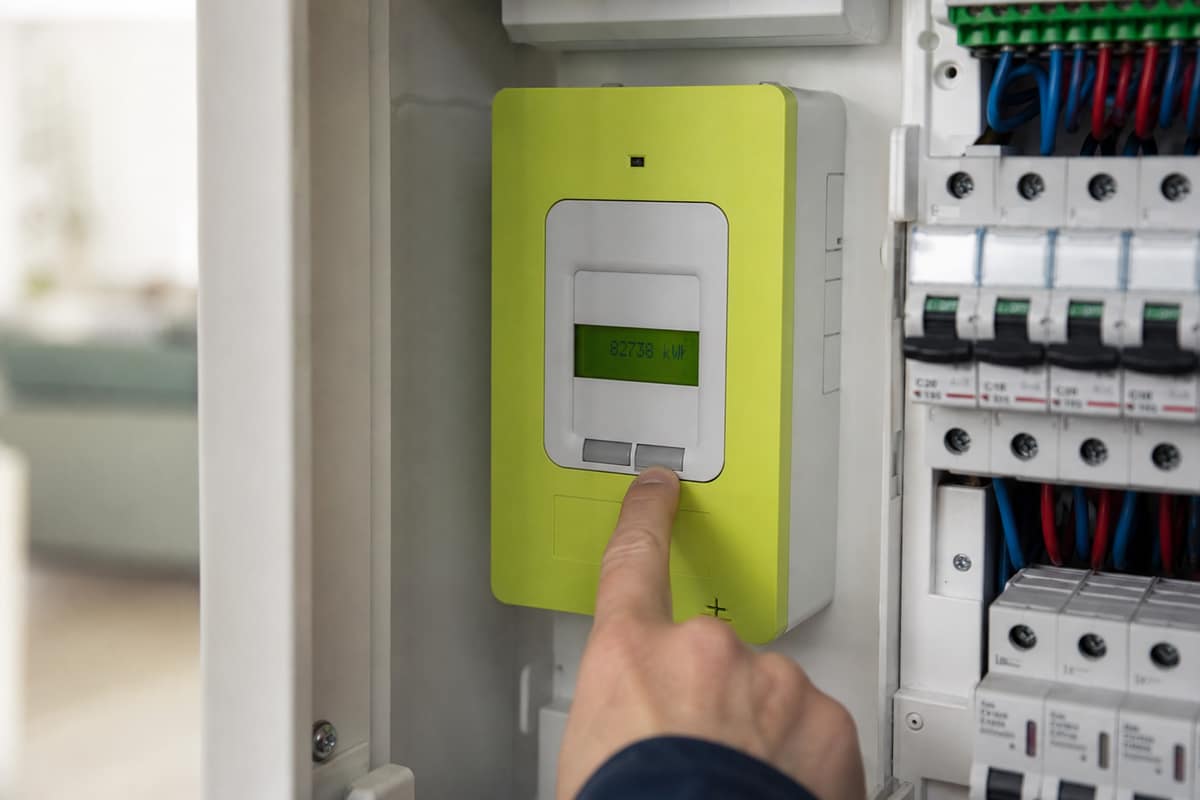 Compteur électrique communicant installé dans un tableau mural de logement français