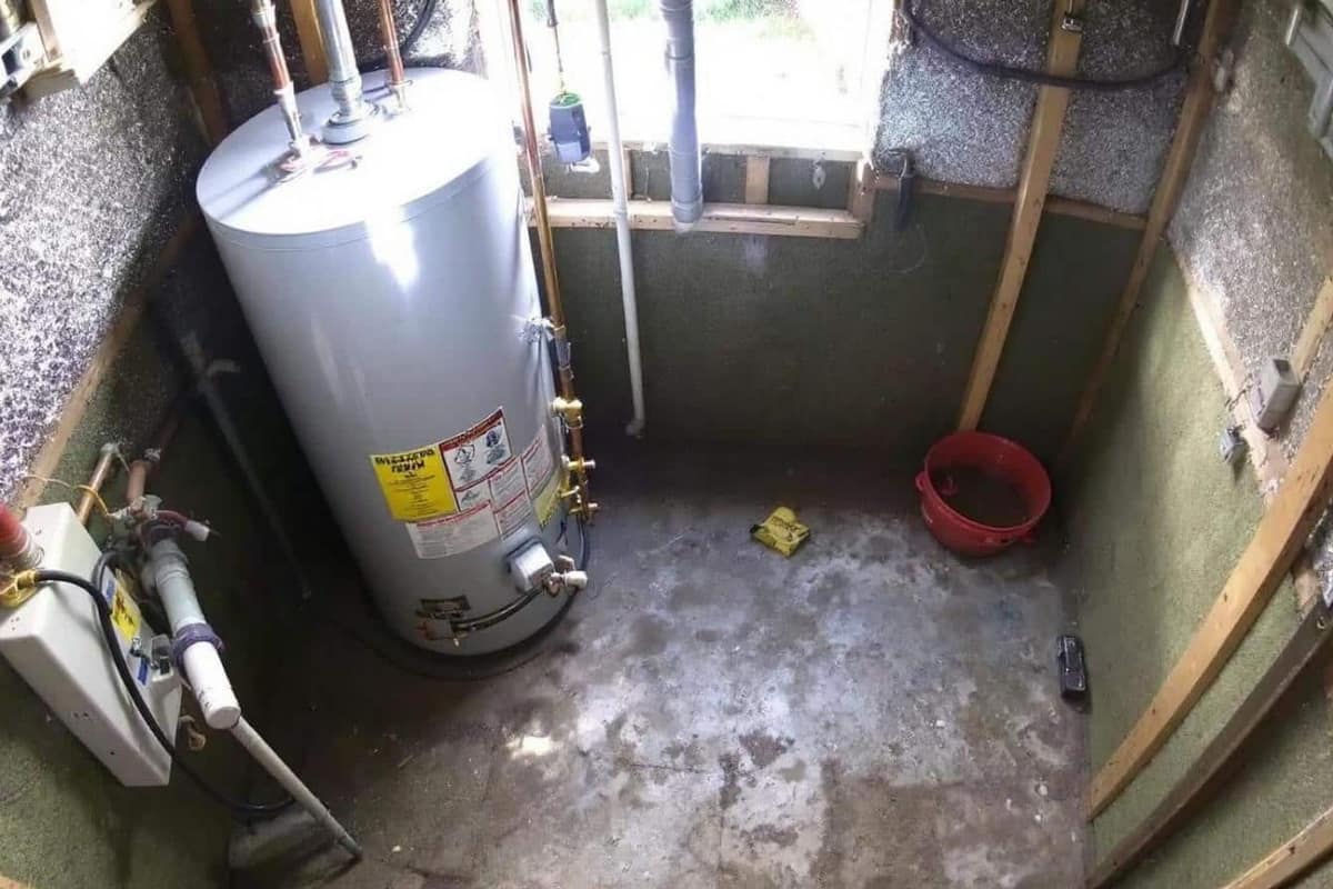 Tuyaux de chauffe-eau isolés par des manchons dans un garage domestique