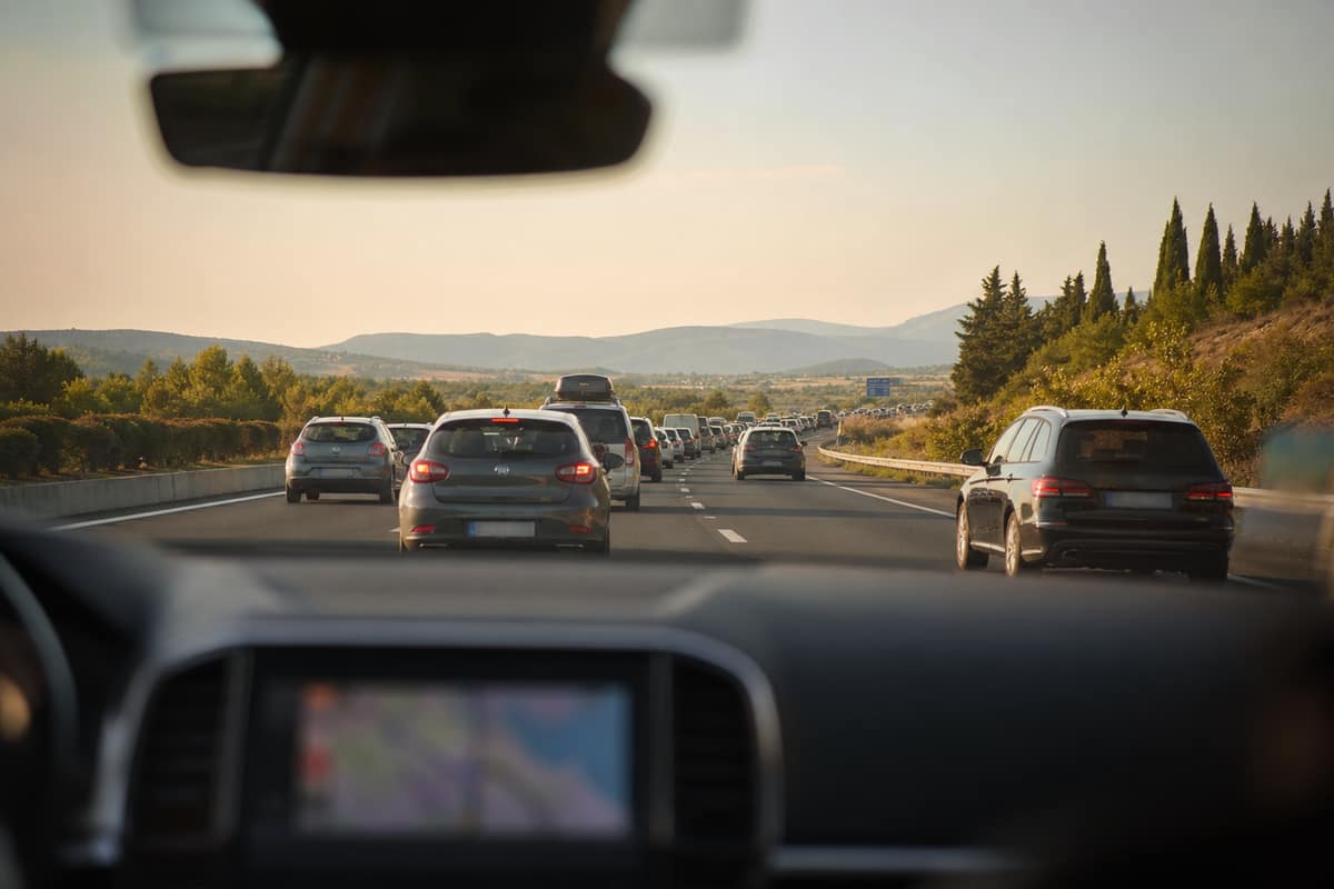 File de voitures sur une autoroute française lors d’un départ en vacances