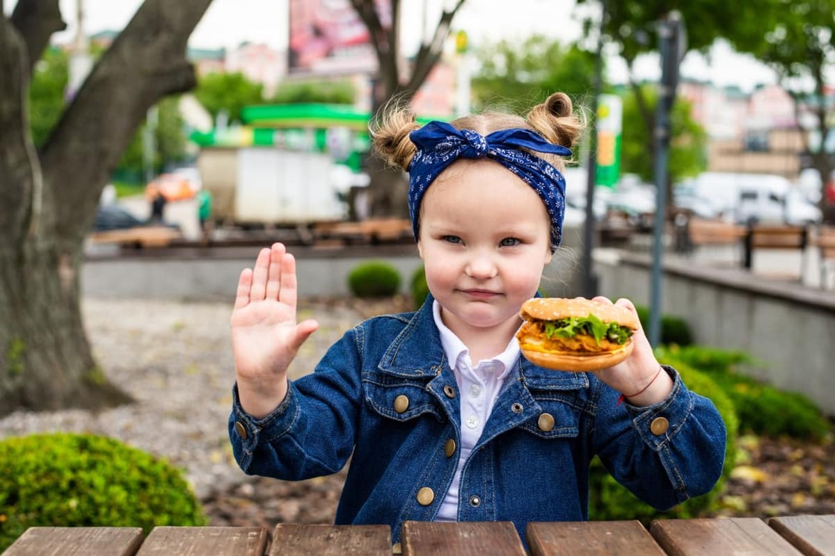 Table d’anniversaire enfant avec gâteau et menus dans un restaurant familial
