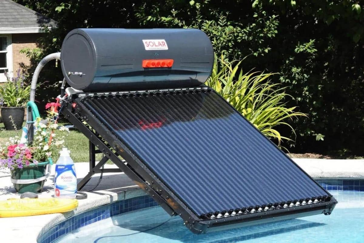 Piscine familiale couverte d’une bâche thermique avec pompe à chaleur près du bassin