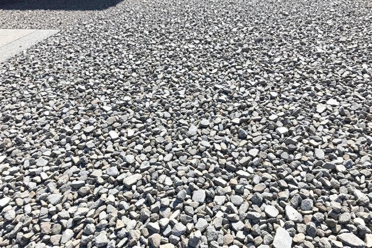 Granulés de bois secs près d’un sac kraft et d’un poêle à pellets
