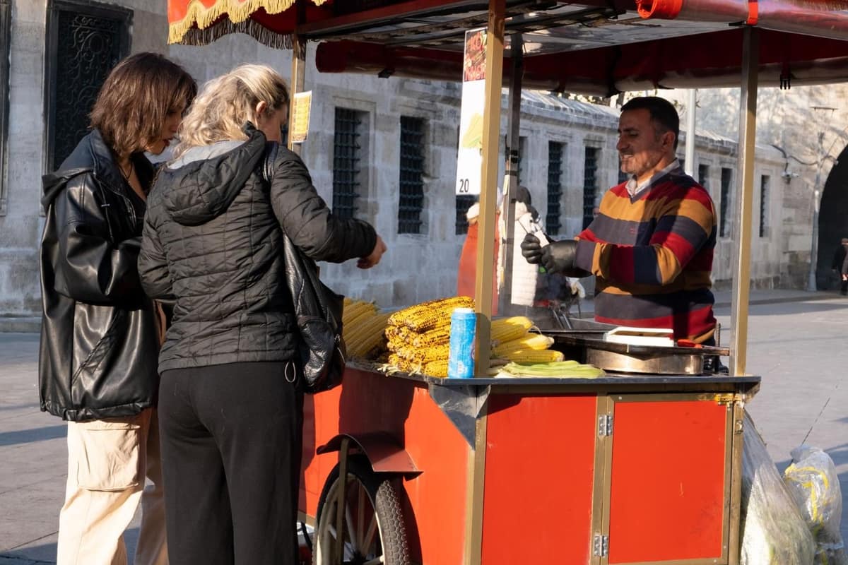 Foodtruck stationné près de bureaux par temps pluvieux avec légumes de saison