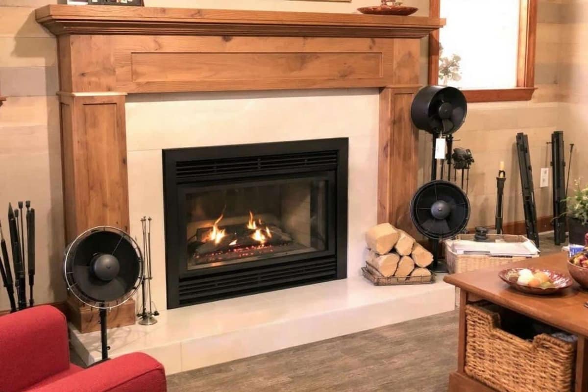 Ventilateur thermoélectrique posé sur un poêle à bois en fonte