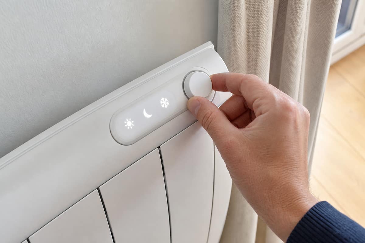 Écran de radiateur électrique affichant les symboles soleil, lune et flocon
