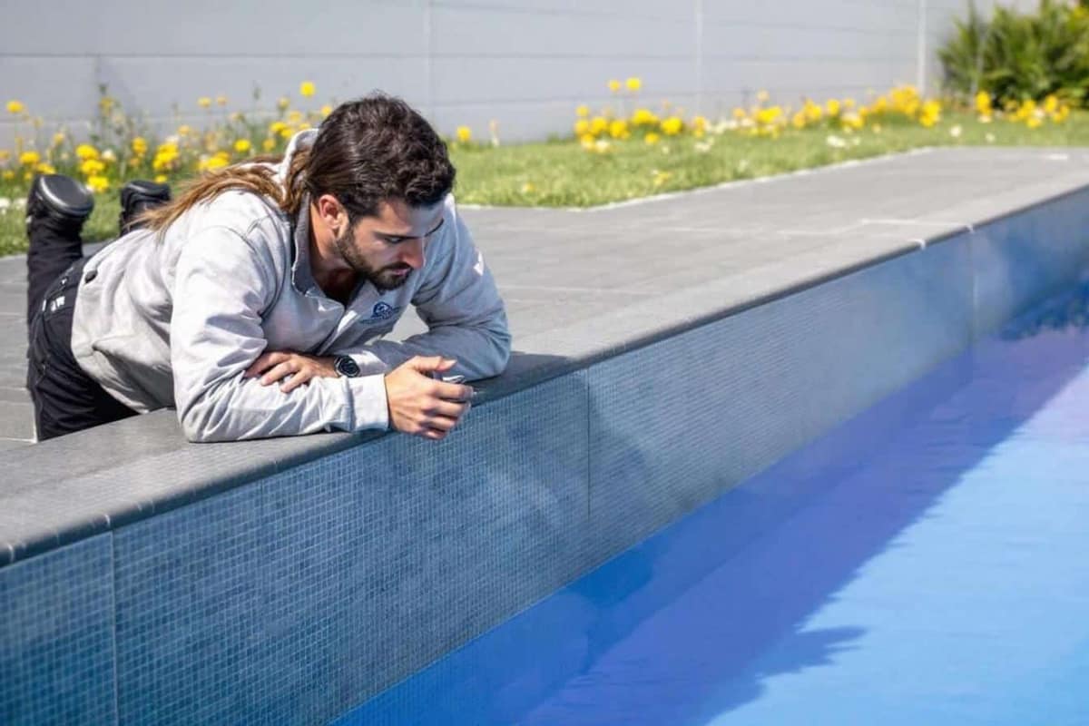 Pompe de filtration et couverture de piscine dans un jardin résidentiel français