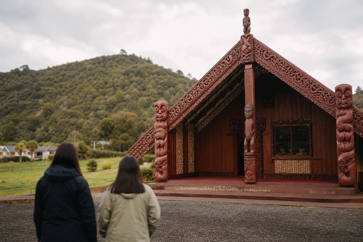 Façade sculptée d’un wharenui Māori dans un marae de Nouvelle-Zélande