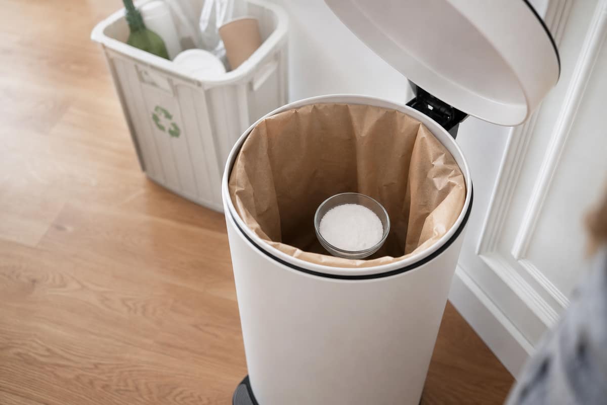 Poubelle de cuisine propre avec papier kraft et bicarbonate au fond
