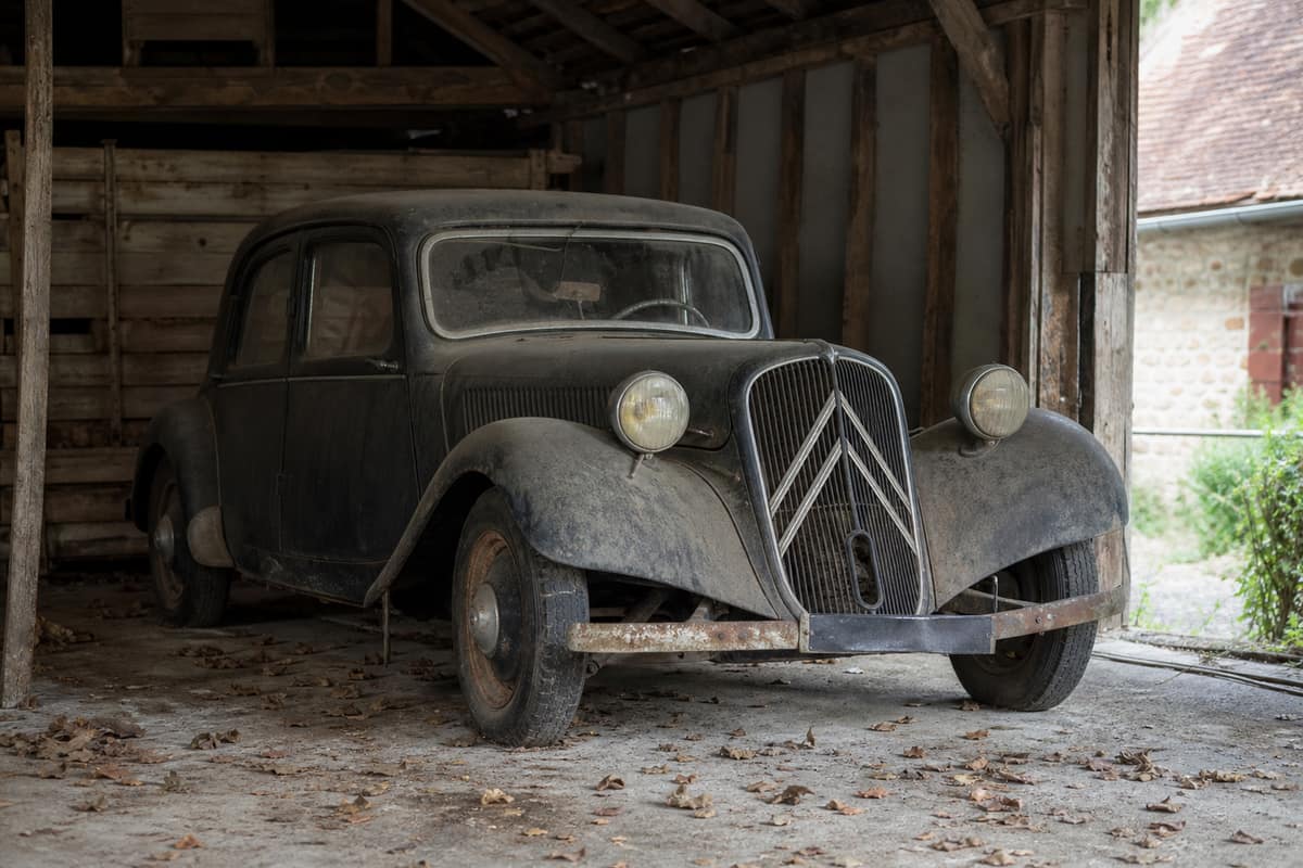 Citroën ancienne poussiéreuse abandonnée dans une grange rurale près de La Ferté-Vidame