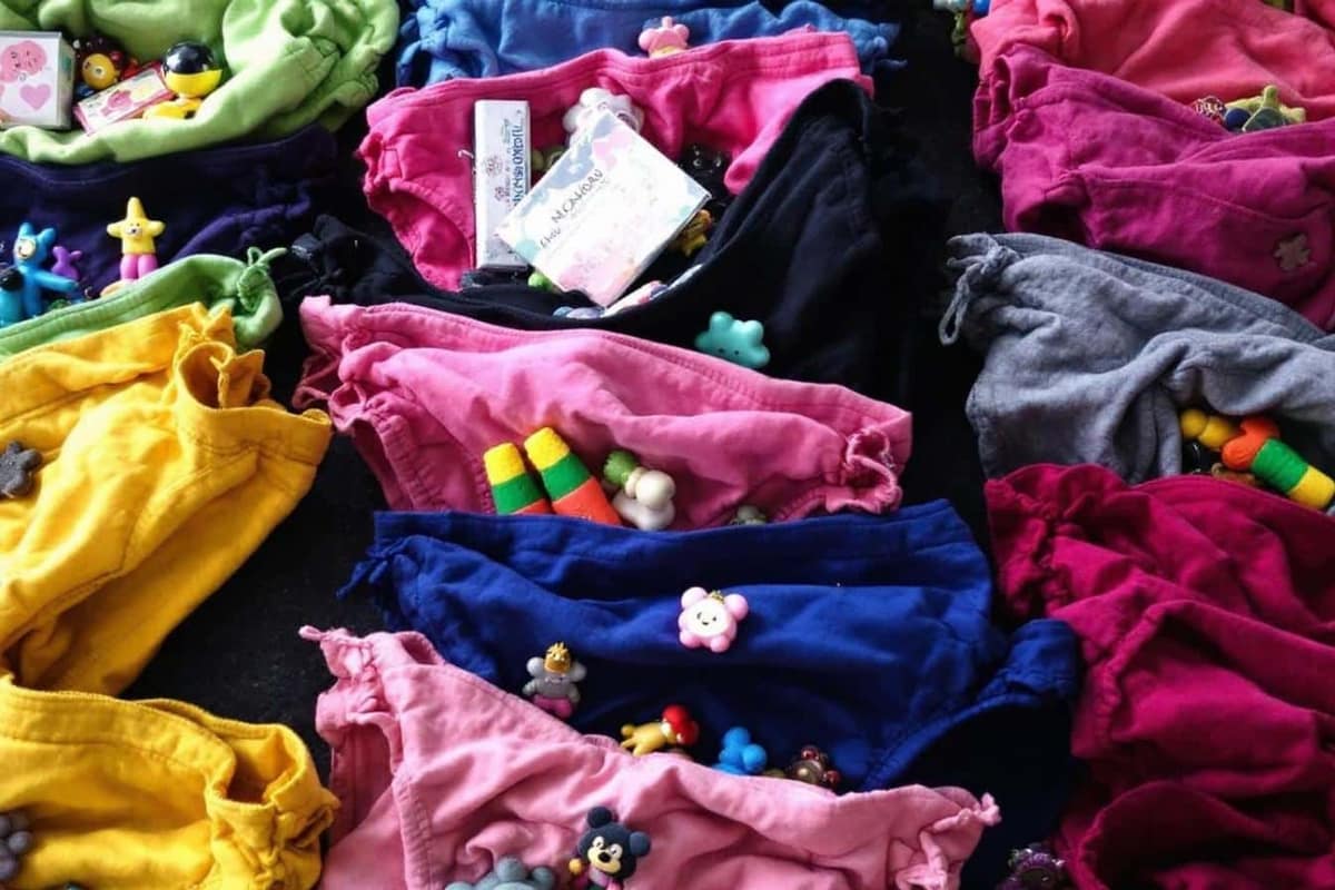 Gousset en coton visible à l’intérieur d’une culotte claire pliée
