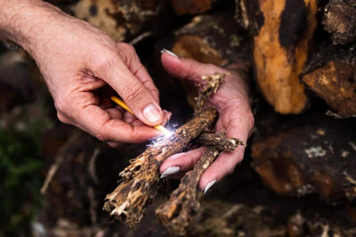 Poêle à bois préparé avec bûches fendues, petit bois et allume-feu