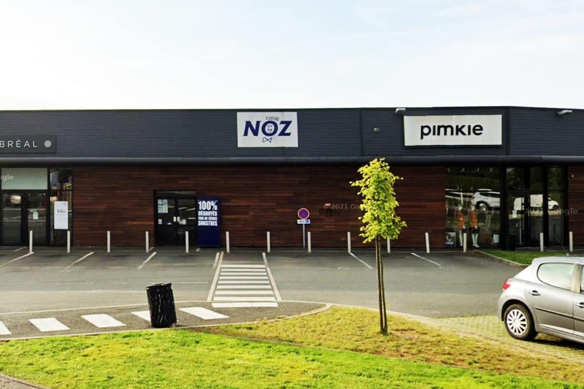 Cartons de meubles et chaise exposée dans un magasin de déstockage