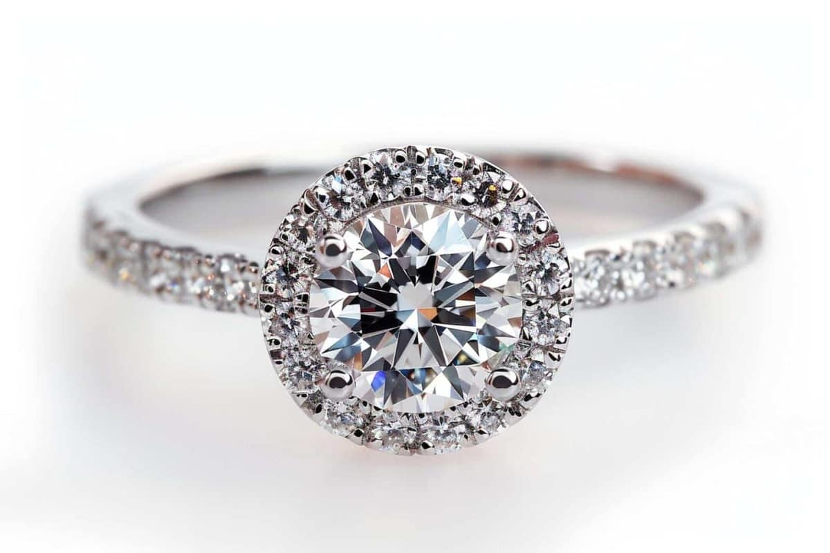 Bague de fiançailles en or blanc sertie d’un diamant rond sur écrin neutre