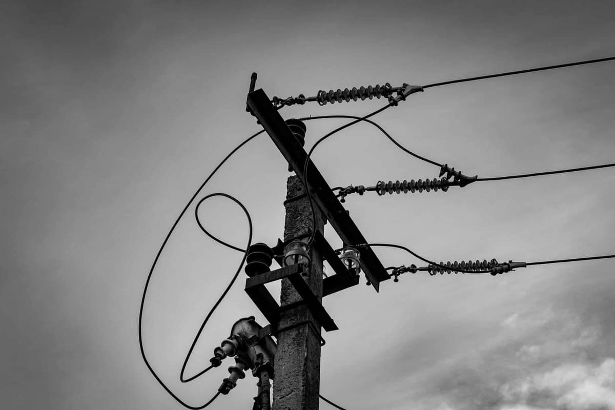 Compteur électrique communicant et facture posés dans une entrée d’appartement français