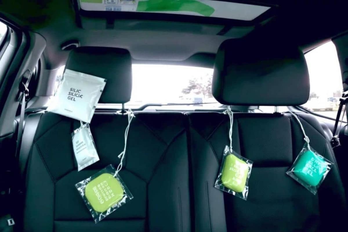 Pochon en tissu rempli de sachets de silice dans un coffre de voiture