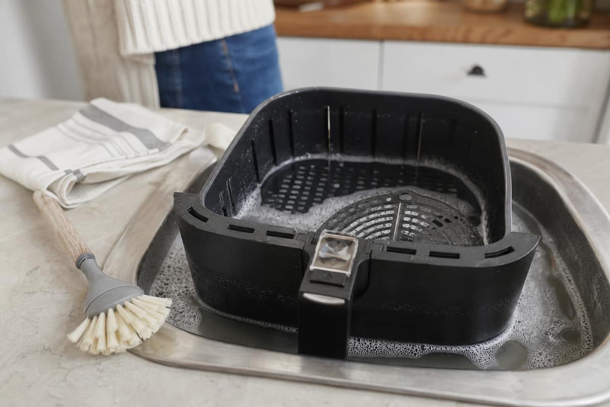 Panier d’airfryer et grille trempant avec bicarbonate et brosse souple