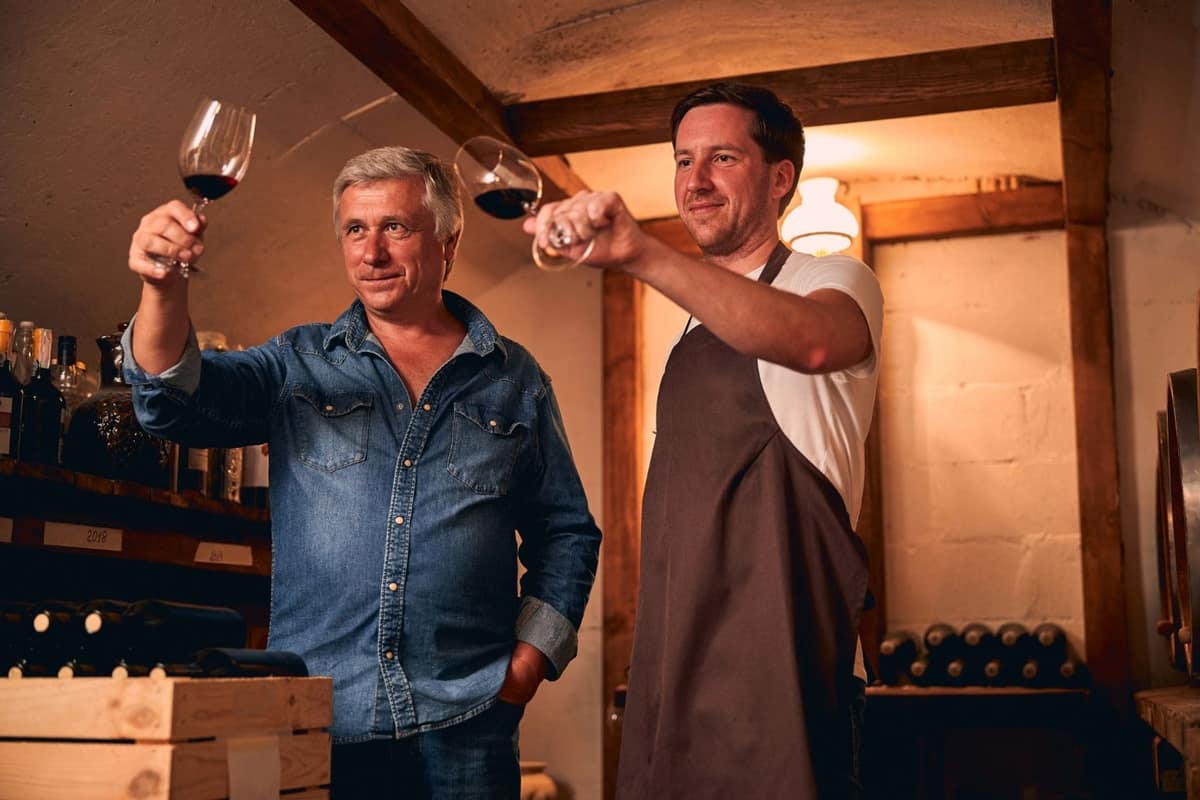 Bouteilles de vin d’Alsace et carton de six dans un domaine viticole