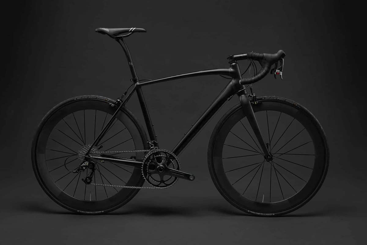 Vélo urbain posé près d’un arceau devant des bureaux français