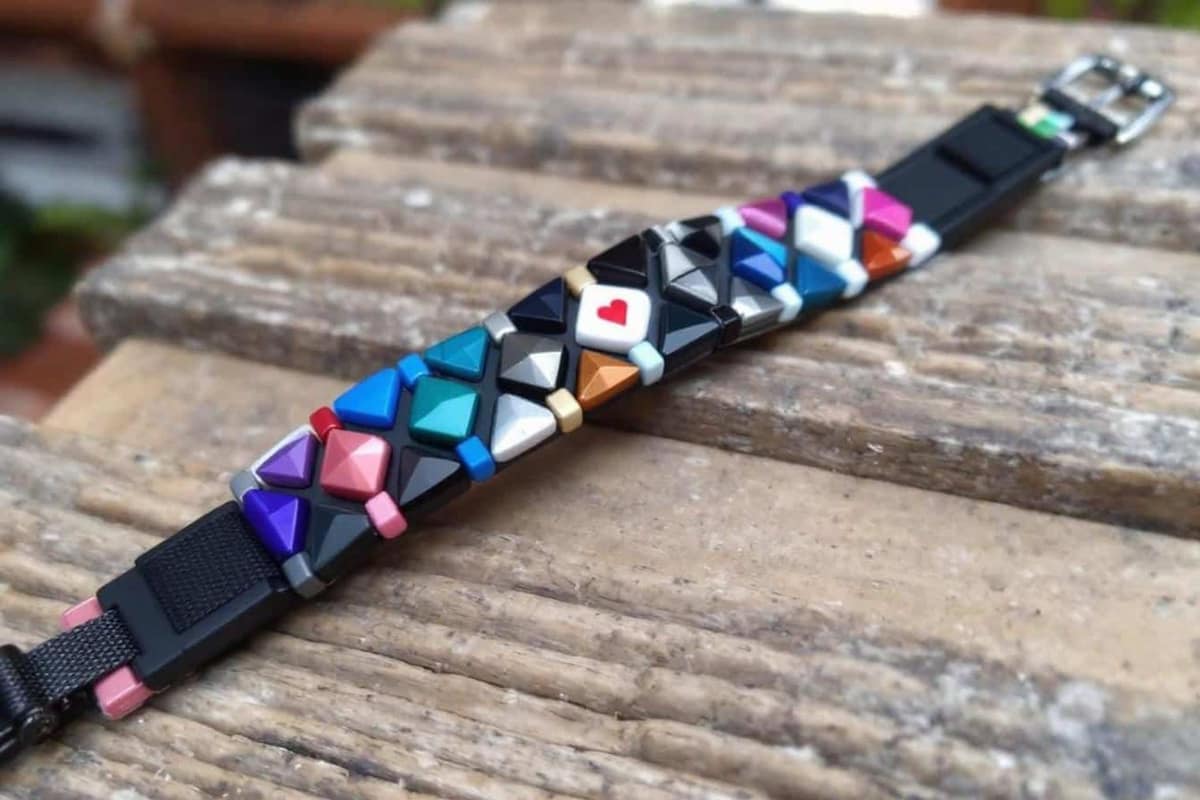 Bracelet anti-moustiques posé près d’une moustiquaire et d’un répulsif cutané