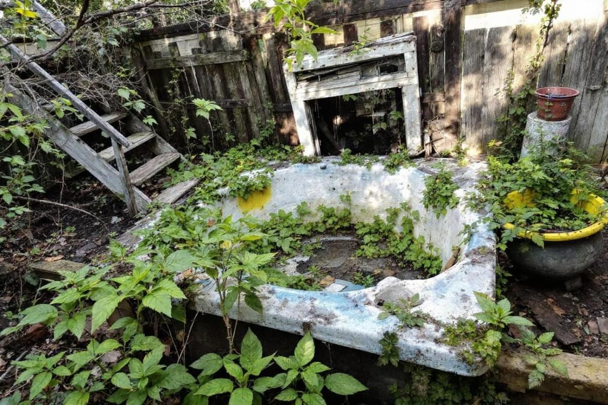 Spa extérieur couvert sur terrasse en pierre dans un jardin français en hiver