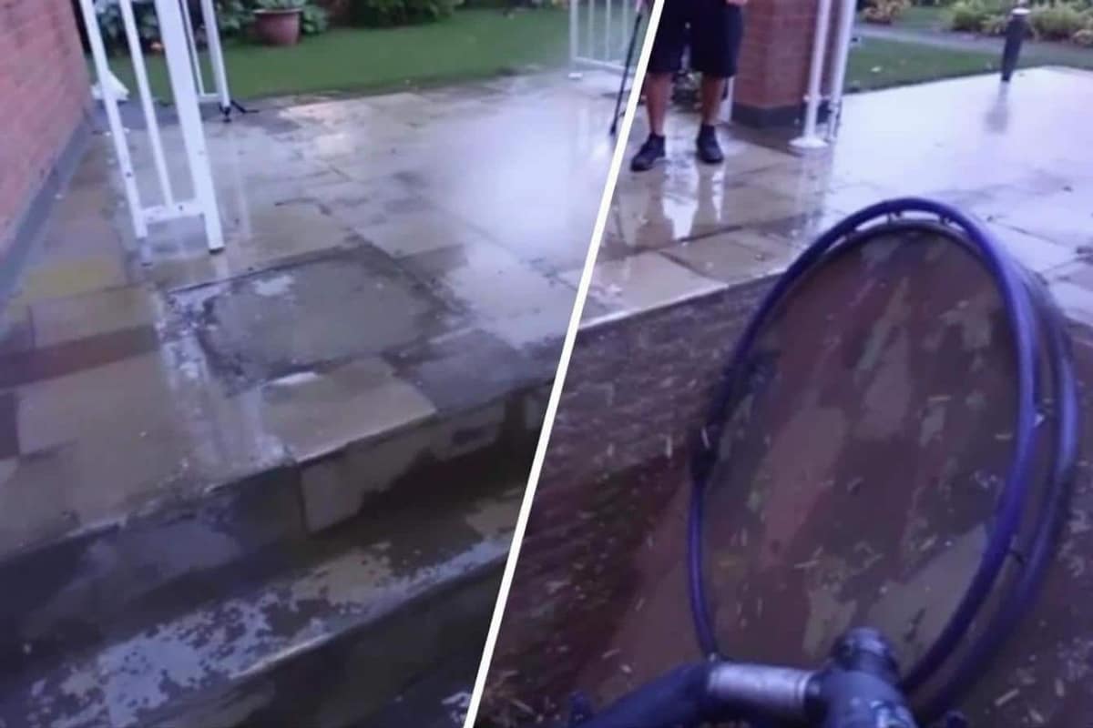 Terrasse en dalles avec zone noircie, brosse à manche et pots sur cales