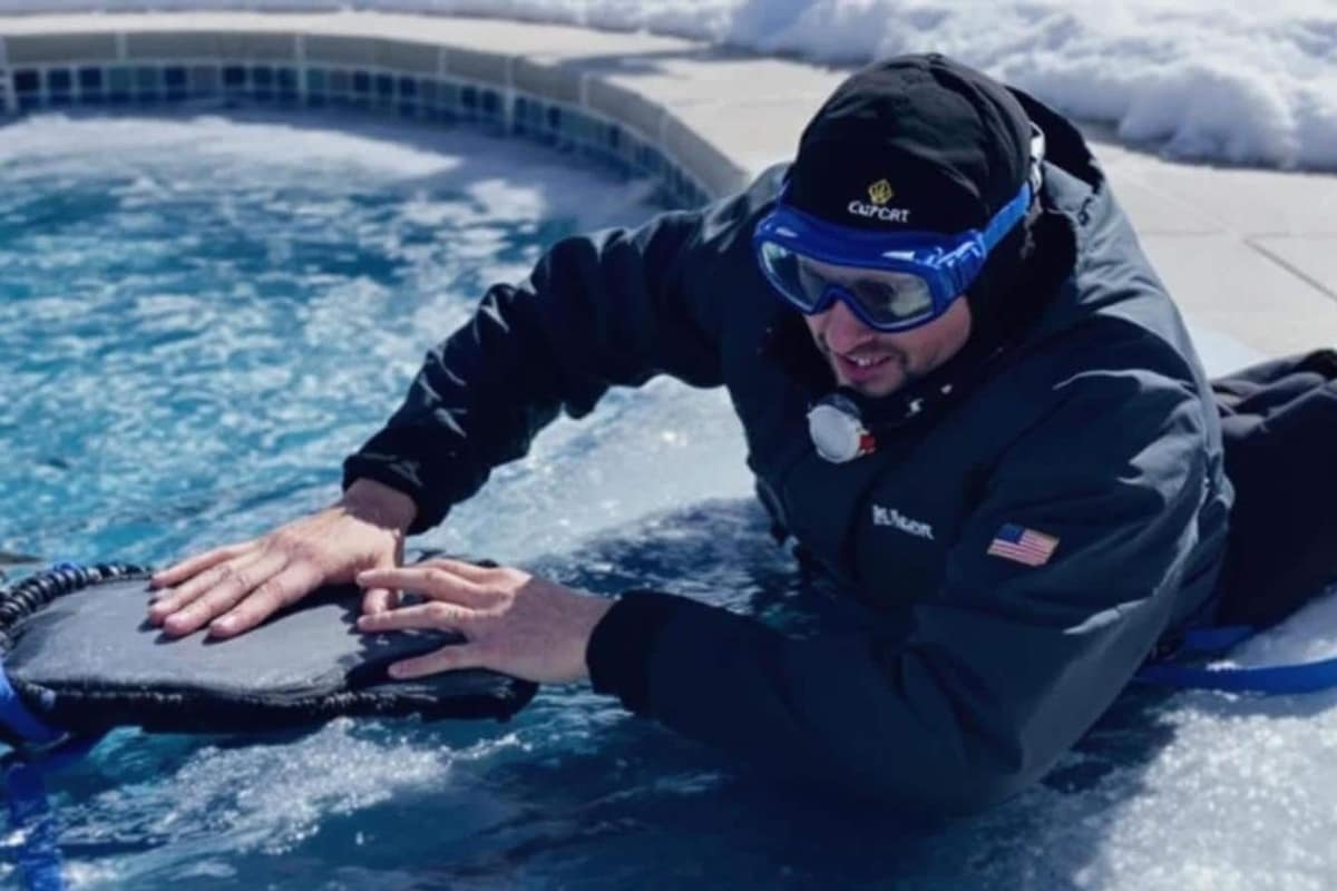 Fine couche de glace sur une piscine extérieure équipée de flotteurs d’hivernage