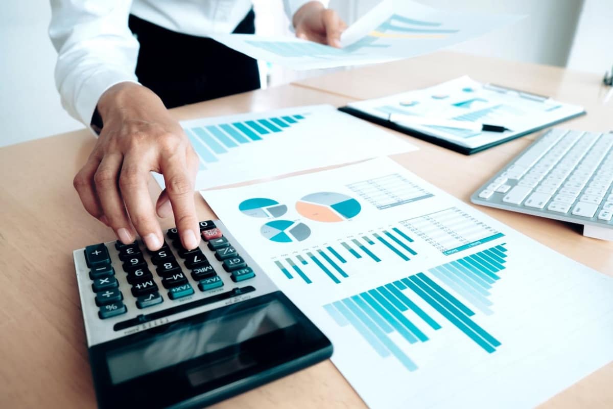 Dossier comptable, calculatrice et ordinateur sur un bureau de petite entreprise