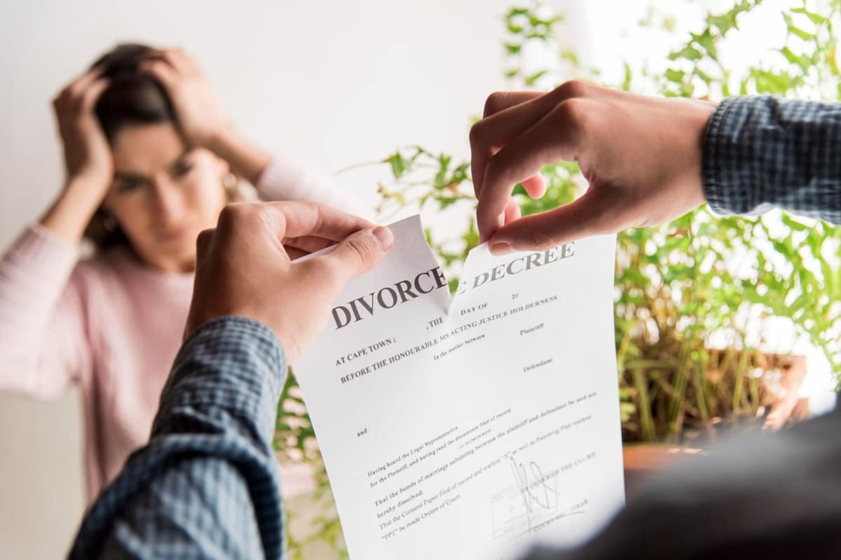 Table familiale avec dossiers, agenda et sac d’enfant pendant une séparation