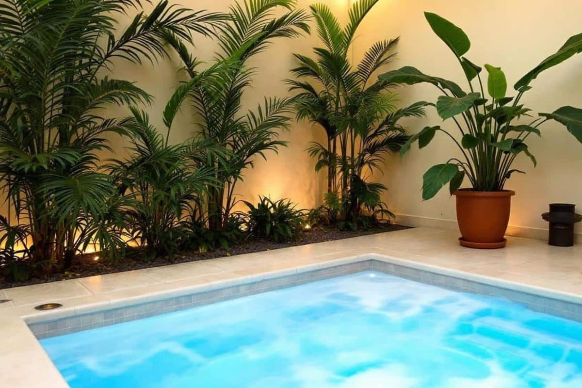 Spa intérieur couvert dans une pièce carrelée avec ventilation et sol antidérapant