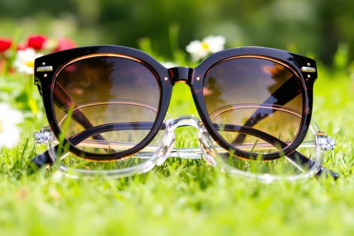 Surlunettes noires posées sur des lunettes de vue à monture fine