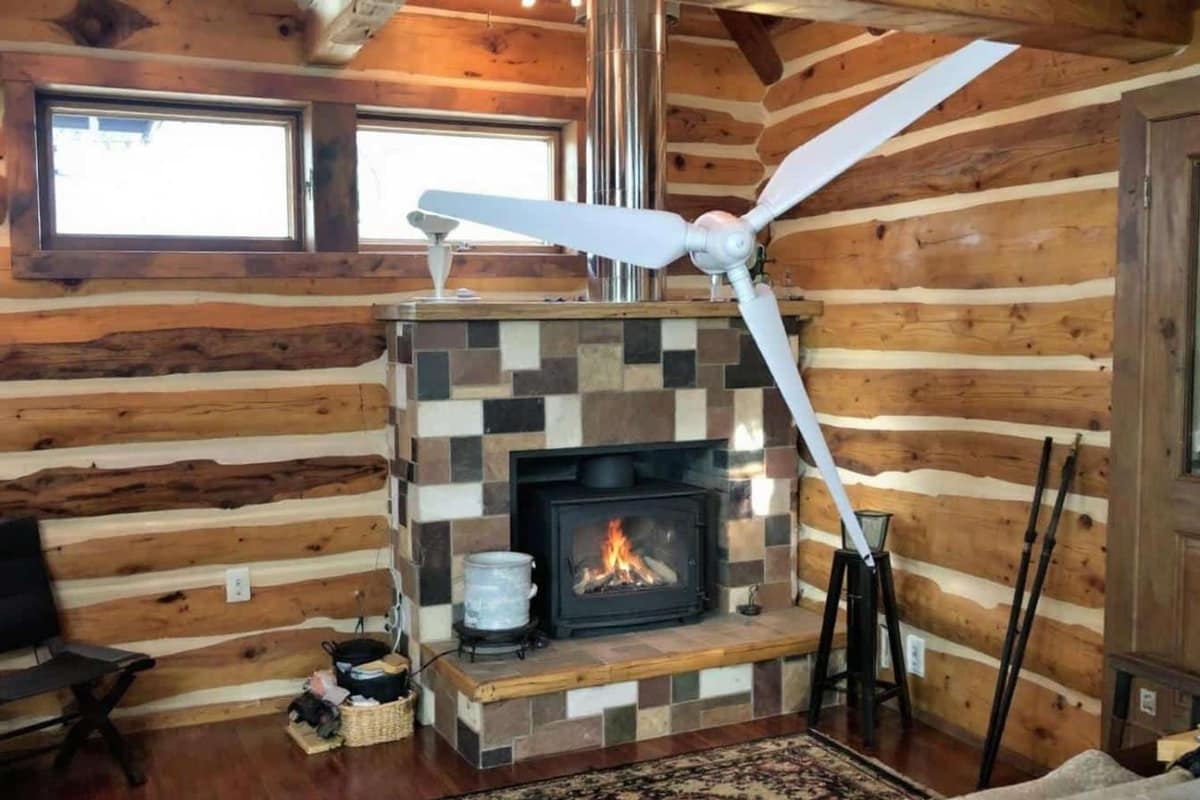Extracteur éolien inox rotatif posé sur un conduit de cheminée en toiture