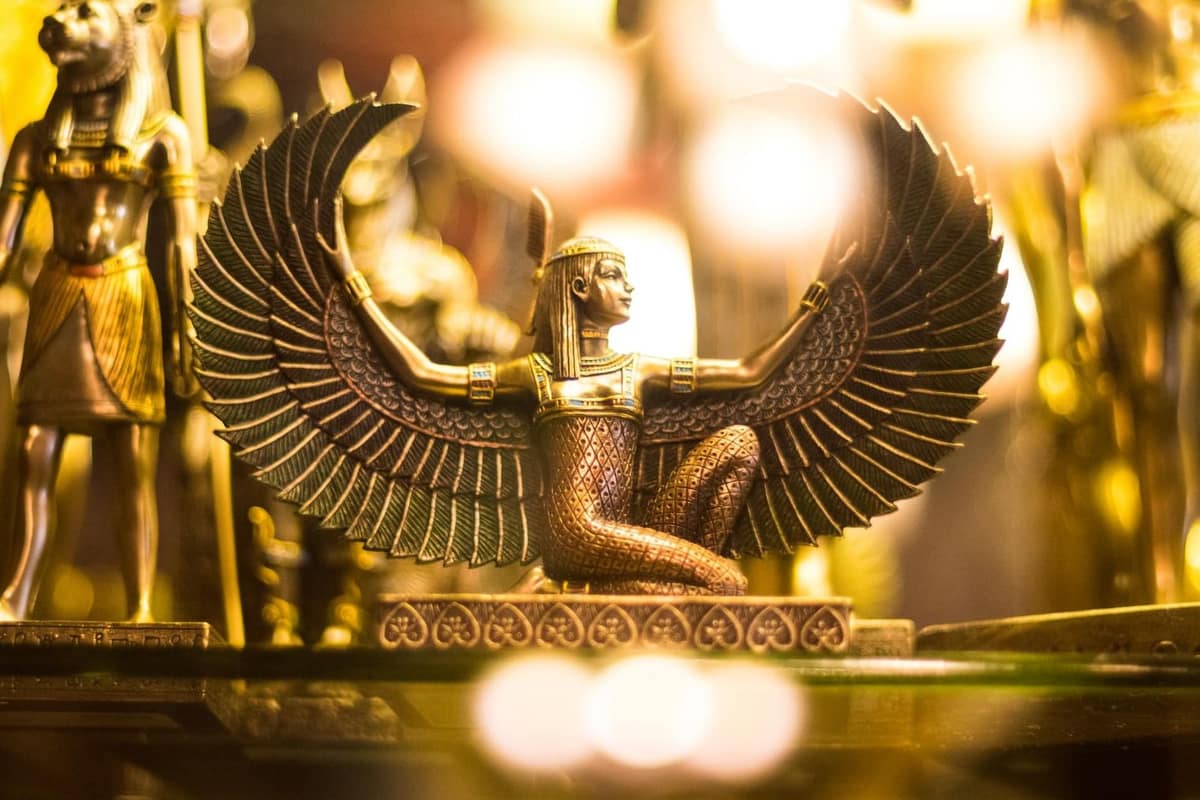 Sarcophage égyptien peint exposé dans une vitrine de musée européen