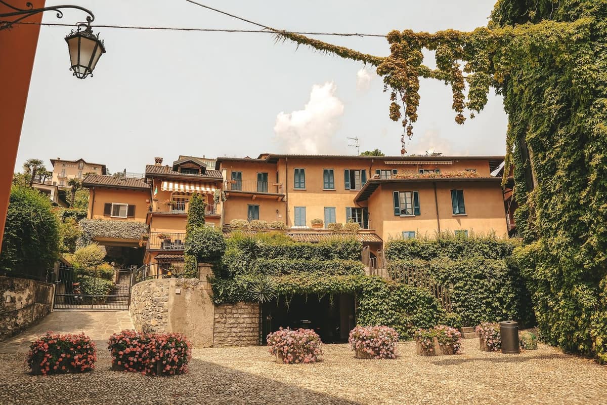 Terrasses, haies taillées et fontaine d’un jardin italien de la Renaissance