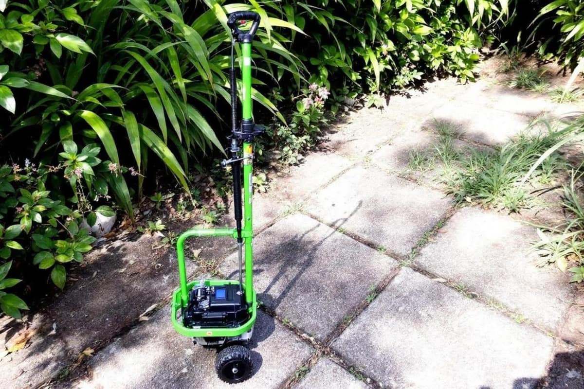 Puits battu avec tube galvanisé et pompe dans un jardin potager