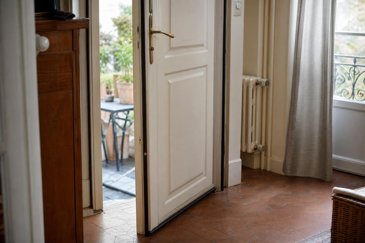 Porte d’entrée en bois avec joint neuf et bas de porte réglable