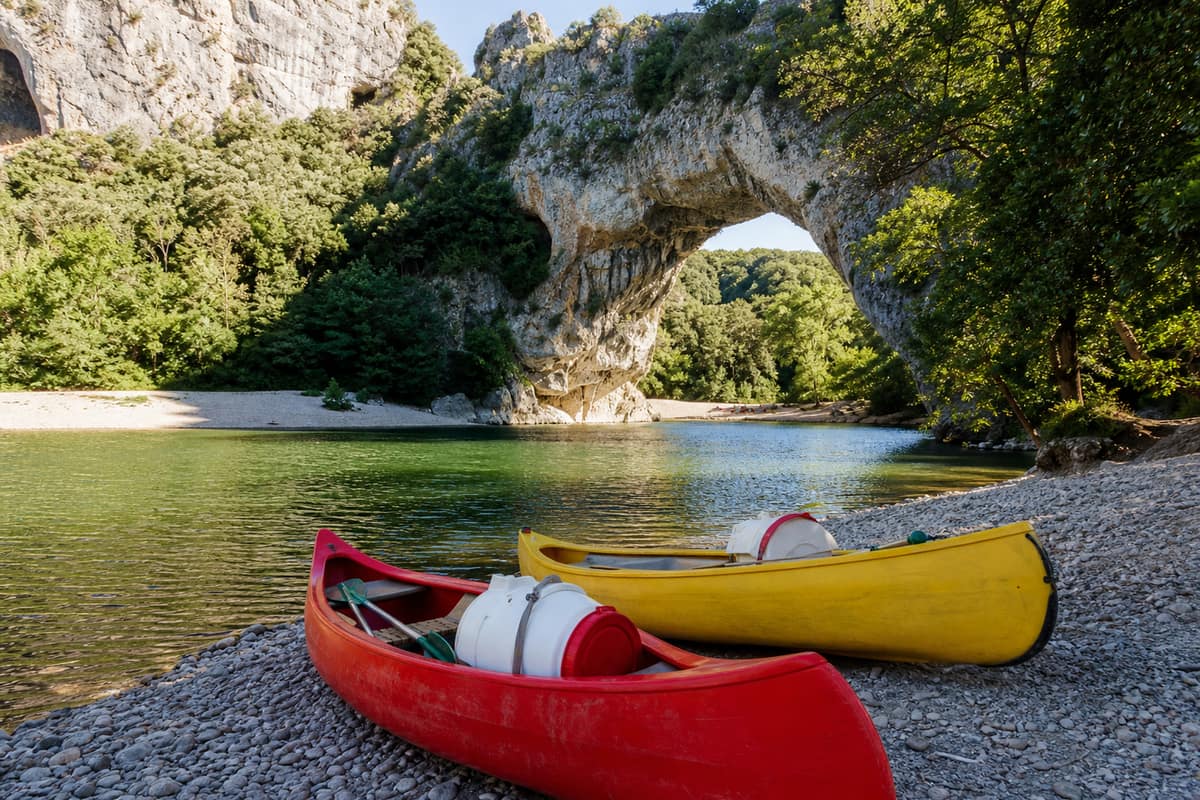 Canoës posés sur une rive de galets dans les gorges de l’Ardèche