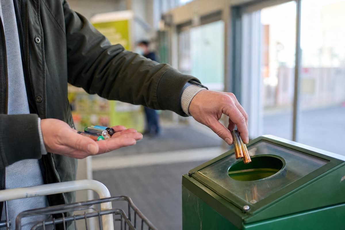 Piles usagées déposées dans un bac de collecte dans un magasin