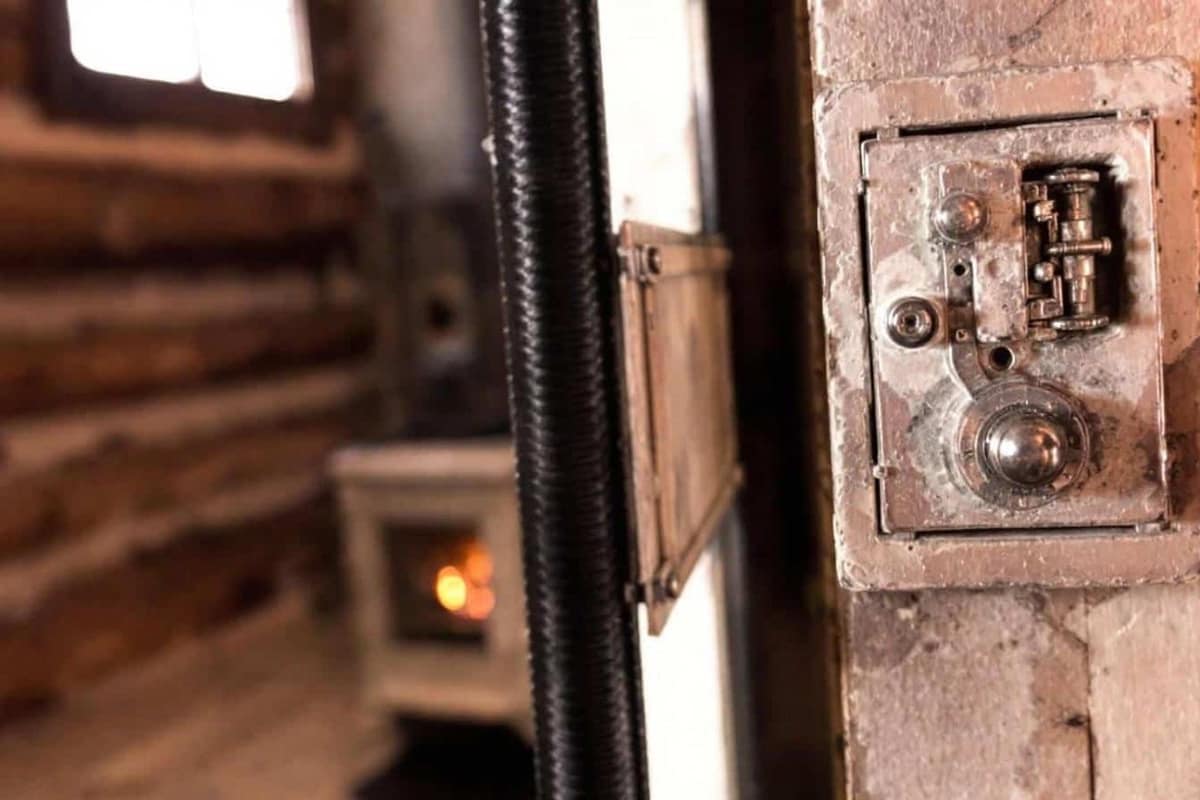 Joint tressé de porte de poêle à bois contrôlé avec une feuille de papier