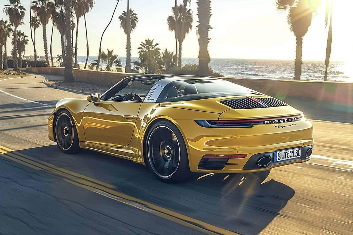 Porsche 992 Targa argentée ouverte sur une route côtière méditerranéenne