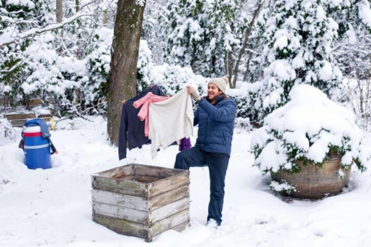 Linge légèrement givré séchant sur un étendoir de balcon en hiver