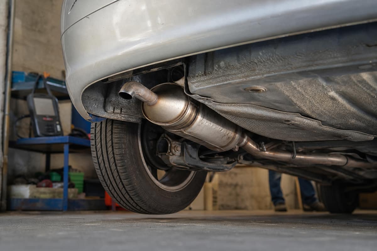 Catalyseur et ligne d’échappement d’une citadine dans un garage français