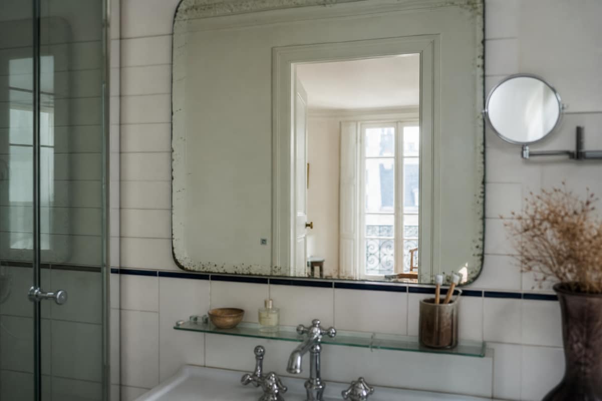 Miroir de salle de bain avec de légères taches sur les bords
