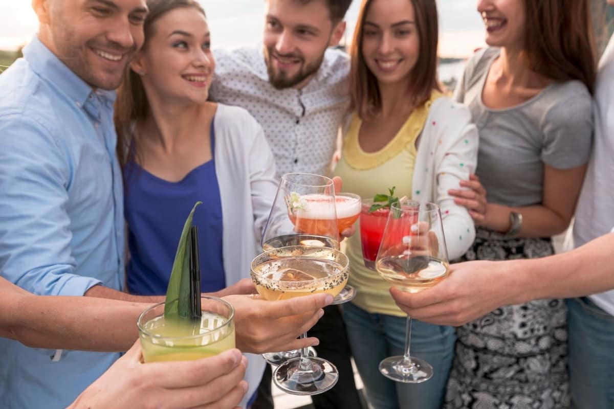 Virgin mojito fraise-menthe avec glaçons dans un verre transparent au jardin