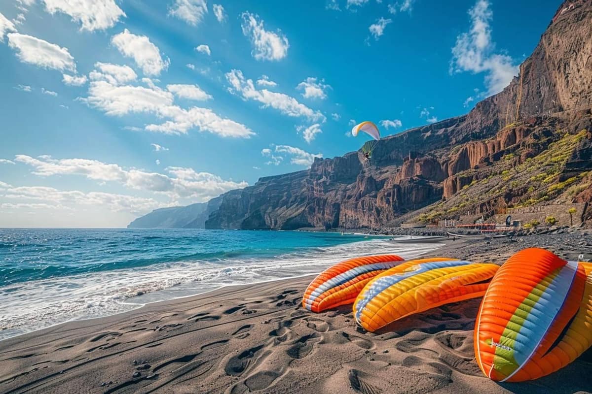 Parapente biplace au-dessus de la côte rocheuse et ensoleillée de Tenerife