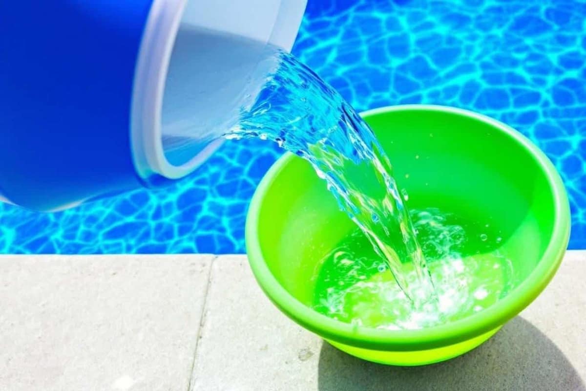 Piscine de jardin remplie par un tuyau relié à un puits privé