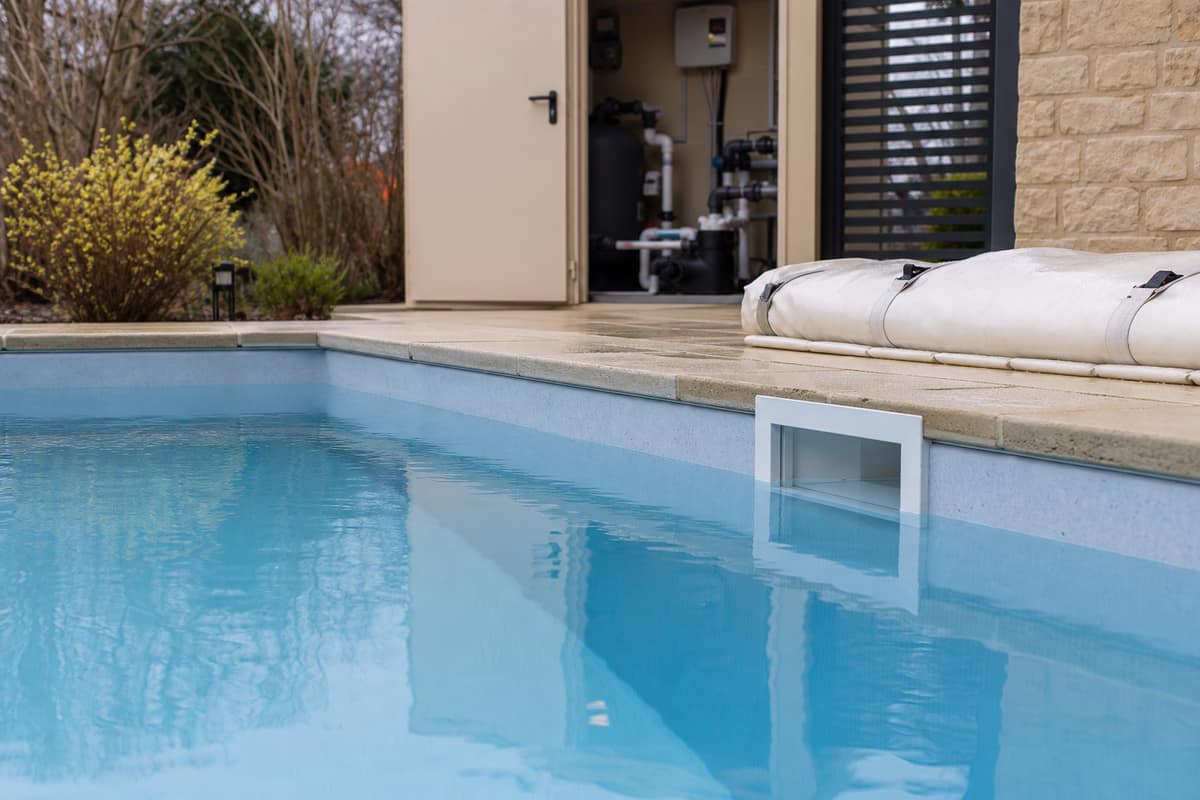 Piscine enterrée au printemps avec niveau d’eau correct et local technique vérifié