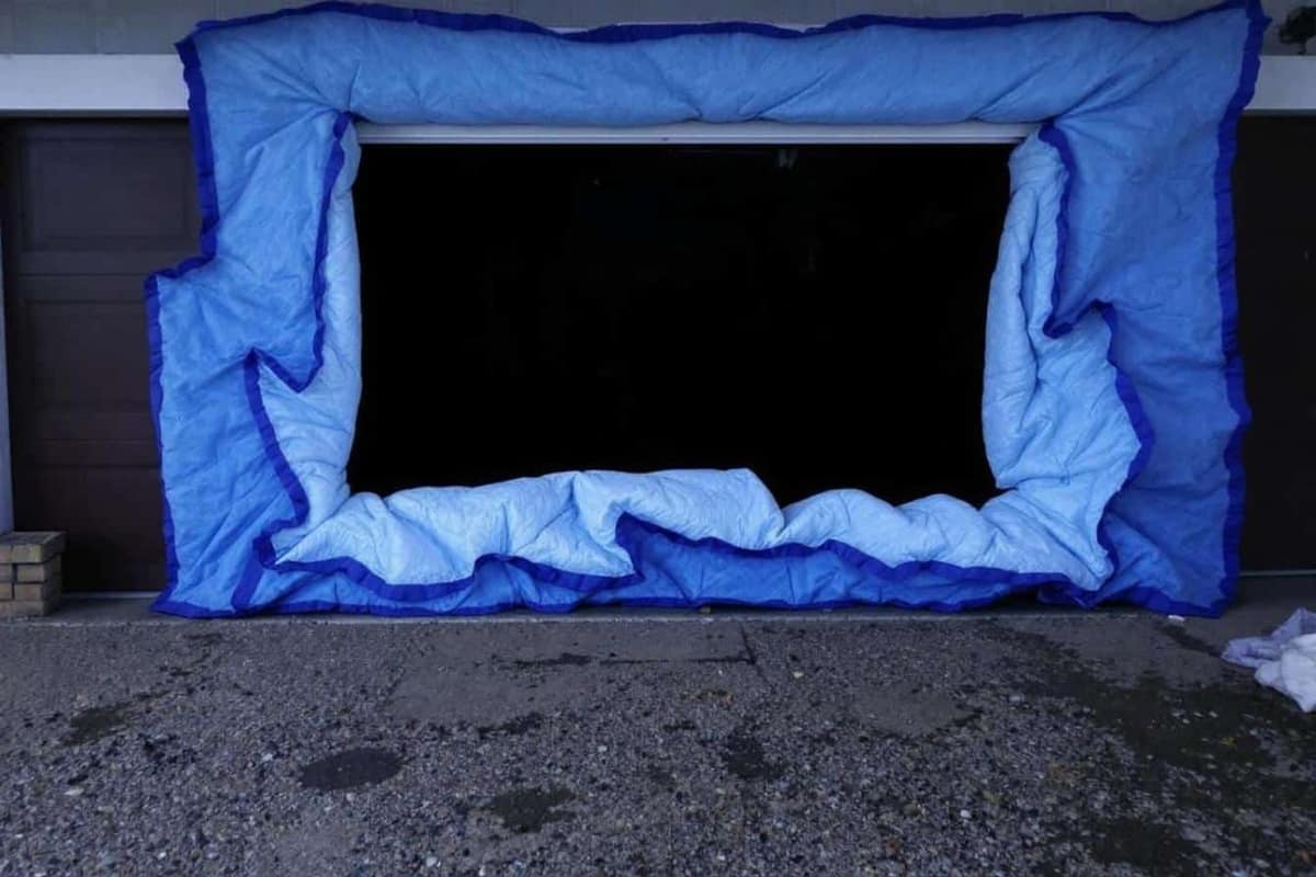Porte de garage sectionnelle isolée côté intérieur avec panneaux réfléchissants découpés